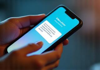 Personalisierte Reise-Updates auf einem Smartphone